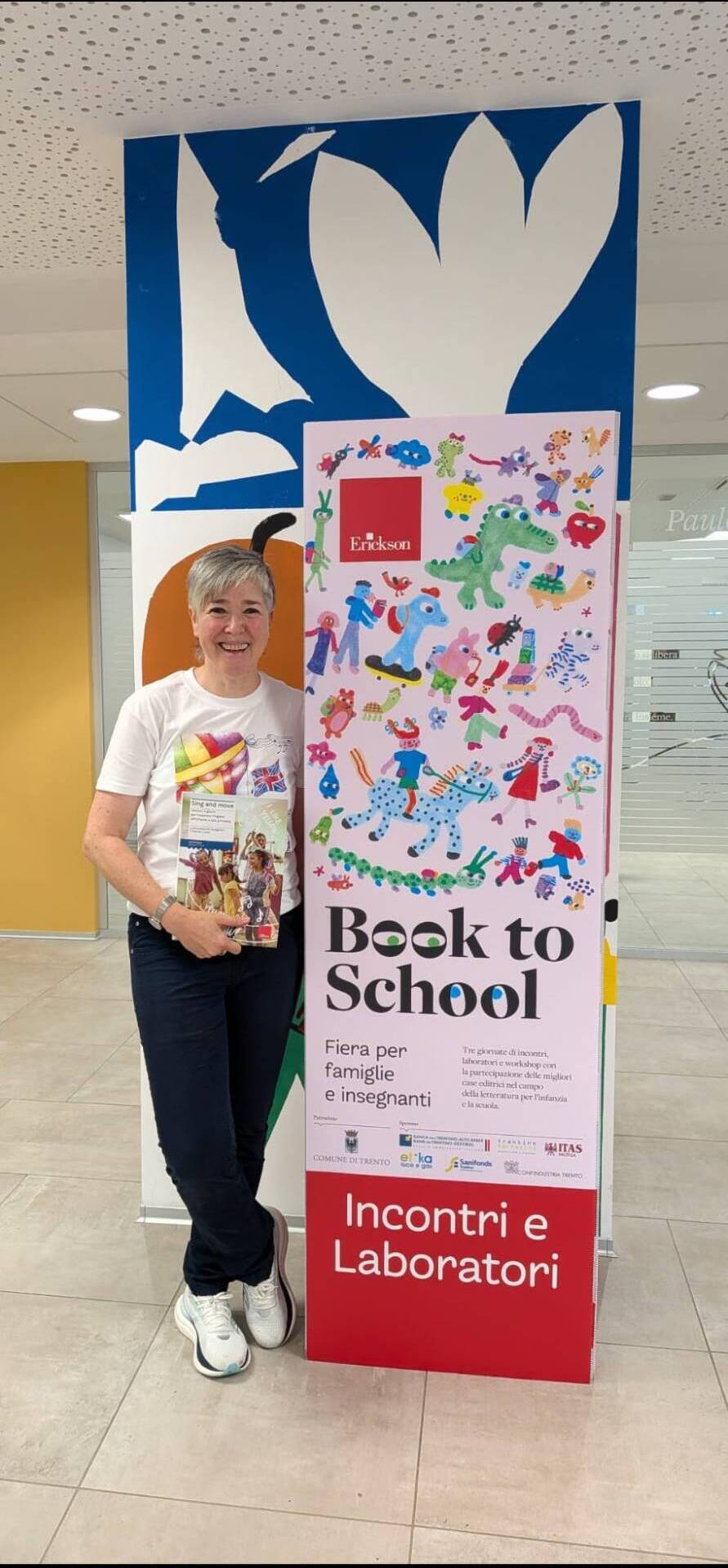 Luisa con il libro Sing and Move accanto al totem Book to School, edizione 2026